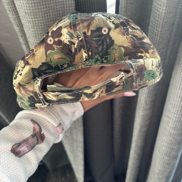 Camo trucker hat with red bow - Picture 3 of 3